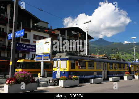 Jaune et bleu Oberland Bernois Bahn Wengeneralpbahn et trains à Grindelwald, Suisse. Banque D'Images