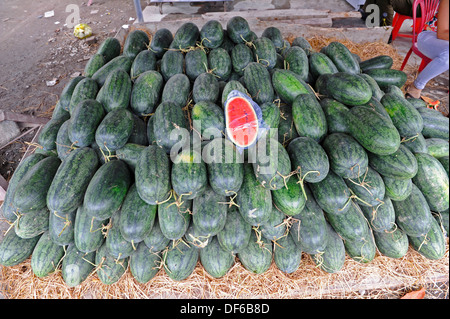 Les melons d'eau à vendre à l'extérieur du Vietnam. Banque D'Images