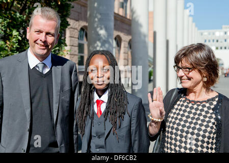 Nuremberg, Allemagne. 29 août, 2013. Militant des droits de l'ougandais Kasha Jacqueline Nabagesera (C) arrive à la cérémonie pour recevoir le Prix International des Droits de Nuremberg avec Lord Maire de Nuremberg Ulrich Maly et sa femme Petra à Nuremberg, Allemagne, 29 septembre 2013. La ville de Nuremberg est l'honneur des 33 ans de son travail pour s'assurer que les droits des personnes homosexuelles et bisexuelles dans son pays. Photo : DANIEL KARMANN/dpa/Alamy Live News Banque D'Images