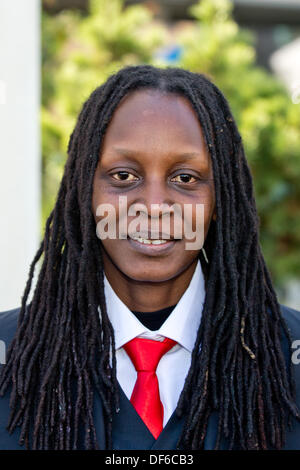 Nuremberg, Allemagne. 29 août, 2013. Militant des droits de l'ougandais Kasha Jacqueline Nabagesera (C) arrive à la cérémonie pour recevoir le Prix International des Droits de Nuremberg à Nuremberg, Allemagne, 29 septembre 2013. La ville de Nuremberg est l'honneur des 33 ans de son travail pour s'assurer que les droits des personnes homosexuelles et bisexuelles dans son pays. Photo : DANIEL KARMANN/dpa/Alamy Live News Banque D'Images