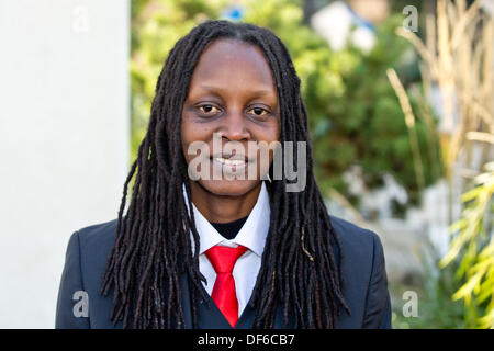 Nuremberg, Allemagne. 29 août, 2013. Militant des droits de l'ougandais Kasha Jacqueline Nabagesera (C) arrive à la cérémonie pour recevoir le Prix International des Droits de Nuremberg à Nuremberg, Allemagne, 29 septembre 2013. La ville de Nuremberg est l'honneur des 33 ans de son travail pour s'assurer que les droits des personnes homosexuelles et bisexuelles dans son pays. Photo : DANIEL KARMANN/dpa/Alamy Live News Banque D'Images