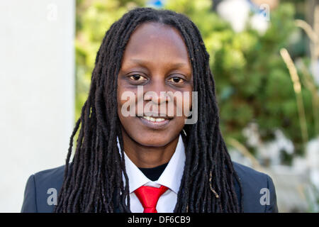 Nuremberg, Allemagne. 29 août, 2013. Militant des droits de l'ougandais Kasha Jacqueline Nabagesera (C) arrive à la cérémonie pour recevoir le Prix International des Droits de Nuremberg à Nuremberg, Allemagne, 29 septembre 2013. La ville de Nuremberg est l'honneur des 33 ans de son travail pour s'assurer que les droits des personnes homosexuelles et bisexuelles dans son pays. Photo : DANIEL KARMANN/dpa/Alamy Live News Banque D'Images