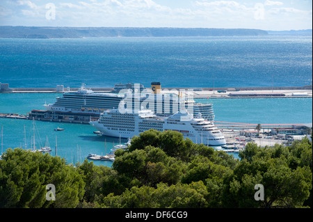 Palma de Mallorca Port : port et la cathédrale, vue depuis le château de Bellver Banque D'Images