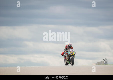 Cavalier allemand, Stefan Bradl, tente d'obtenir un bon résultat en em en Aragon, grand prix Motogp à Alcañiz, circuit Espagne le septembre 28, 2013 rider LCR Honda Jorge Lorenzo a fini 5ème en qualifiyin à Alcañiz Circuit, Teruel, Espagne. Banque D'Images