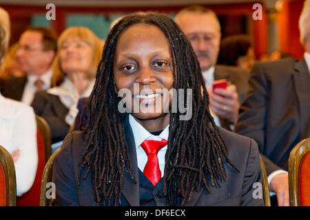 Nuremberg, Allemagne. 29 août, 2013. Militant des droits de l'ougandais Kasha Jacqueline Nabagesera (C) pendant la cérémonie pour recevoir le Prix International des Droits de Nuremberg à Nuremberg, Allemagne, 29 septembre 2013. La ville de Nuremberg est l'honneur des 33 ans de son travail pour s'assurer que les droits des personnes homosexuelles et bisexuelles dans son pays. Photo : DANIEL KARMANN/dpa/Alamy Live News Banque D'Images