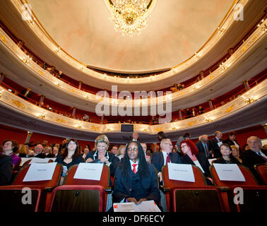 Nuremberg, Allemagne. 29 août, 2013. Militant des droits de l'ougandais Kasha Jacqueline Nabagesera (C) pendant la cérémonie pour recevoir le Prix International des Droits de Nuremberg à Nuremberg, Allemagne, 29 septembre 2013. La ville de Nuremberg est l'honneur des 33 ans de son travail pour s'assurer que les droits des personnes homosexuelles et bisexuelles dans son pays. Photo : DANIEL KARMANN/dpa/Alamy Live News Banque D'Images