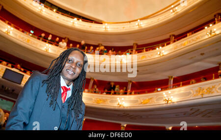 Nuremberg, Allemagne. 29 août, 2013. Militant des droits de l'ougandais Kasha Jacqueline Nabagesera (C) pendant la cérémonie pour recevoir le Prix International des Droits de Nuremberg à Nuremberg, Allemagne, 29 septembre 2013. La ville de Nuremberg est l'honneur des 33 ans de son travail pour s'assurer que les droits des personnes homosexuelles et bisexuelles dans son pays. Photo : DANIEL KARMANN/dpa/Alamy Live News Banque D'Images