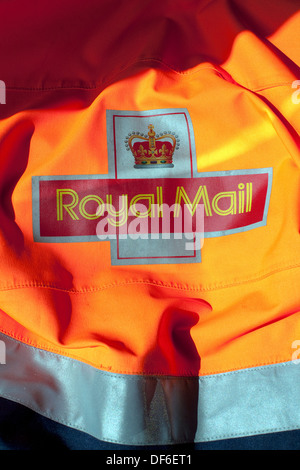 Logo de la Royal Mail sur l'uniforme de postier, Londres Banque D'Images