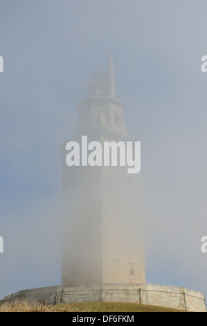 La Torre de Hercules forme phare au milieu du brouillard côtier. La Corogne, Galice, Espagne Banque D'Images