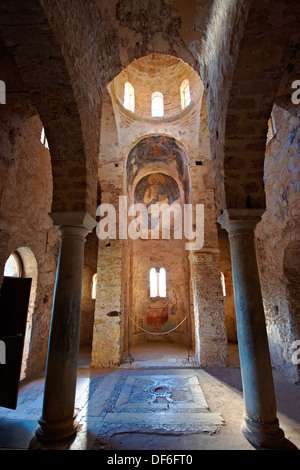 Intérieur de l'église byzantine de Sainte Sophie dans le monastère du Christ qui donne la vie Mystras Grèce Banque D'Images