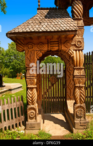 En bois sculpté traditionnel Maramures folk art church gate à Breb, Nr, Sighlet Maramures, Transylvania Banque D'Images