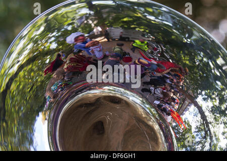 Distorsion de chiffres abstraits de divertissement à Skipton UK. 29 Septembre, 2013. Festival International de Marionnettes miroir, déformation, distorsion, image miroir, sphere, modèle, concept, design, vue, Sphère, illusion. Réflexions dans un instrument de musique en laiton de Skipton festival international de marionnettes biennale du théâtre de marionnettes d'entreprises de toute l'Europe. Banque D'Images