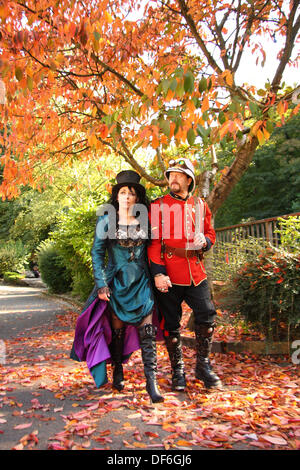 Le Derbyshire, Royaume-Uni. 29 sept.2013, Argent Steampunks Johnson et Tony Lightowler flâner sous autumnal leaves dans le Derwent Jardins à Matlock Bath, une ville thermale victorienne dans le Derbyshire, au cours de la deuxième ville de l'événement annuel d'Illuminata Steampunk. La sous-culture steampunk est sorti d'un genre de la science-fiction et la littérature en est venu à développer sa propre musique et pseudo-Victorienne styles fashion. Credit : Matthew Taylor/Alamy Live News Banque D'Images