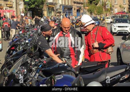 Matlock Bath, Derbyshire, Royaume-Uni. 29 sept 2013. Les motards, (L-R) Royce Sims de Derby et de Nottingham chat Andy Underwood, steampunk avec Tony Lightowler, un ingénieur nucléaire de Stockton-on-Tees sur une Suzuki Hayabusa personnalisé au cours de la deuxième assemblée annuelle de l'événement d'Illuminata Steampunk à Matlock Bath, une ville thermale victorienne dans le Derbyshire, c'est un des lieux de rencontre très populaire pour les motards. La sous-culture steampunk est sorti d'un genre de la science-fiction et la littérature en est venu à développer sa propre musique et pseudo-Victorienne styles fashion. Credit : Matthew Taylor/Alamy Live News Banque D'Images