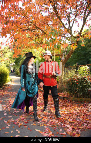 Le Derbyshire, Royaume-Uni. 29 sept.2013, Argent Steampunks Johnson et Tony Lightowler flâner sous autumnal leaves dans le Derwent Jardins à Matlock Bath, une ville thermale victorienne dans le Derbyshire, au cours de la deuxième ville de l'événement annuel d'Illuminata Steampunk. La sous-culture steampunk est sorti d'un genre de la science-fiction et la littérature en est venu à développer sa propre musique et pseudo-Victorienne styles fashion. Credit : Matthew Taylor/Alamy Live News Banque D'Images