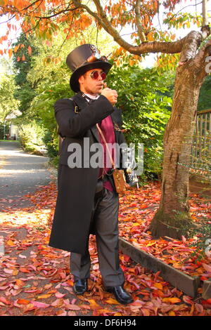 Le Derbyshire, Royaume-Uni. 29 sept 2013. Chris Simpson pose pour des photos lors de la deuxième assemblée annuelle de l'événement à l'Illuminati Steampunk Matlock Bath, une ville thermale victorienne dans le Derbyshire. La sous-culture steampunk est sorti d'un genre de la science-fiction et la littérature en est venu à développer sa propre musique et pseudo-Victorienne styles fashion. Credit : Matthew Taylor/Alamy Live News Banque D'Images