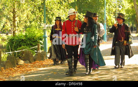 Le Derbyshire, Royaume-Uni. 29 Sept 2013.Steampunks promenade dans les jardins d'automne Derwent à Matlock Bath, une ville thermale victorienne dans le Derbyshire, au cours de la deuxième ville de l'événement annuel Illuminati Steampunk. La sous-culture steampunk est sorti d'un genre de la science-fiction et la littérature en est venu à développer sa propre musique et pseudo-Victorienne styles fashion. Credit : Matthew Taylor/Alamy Live News Banque D'Images