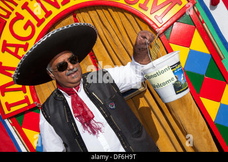 Skipton UK. 29 Septembre, 2013. Festival International de Marionnettes. 52 Nag Javid, un Mexicain à Skipton Mariach festival international de marionnettes biennale du théâtre de marionnettes d'entreprises de toute l'Europe. Les événements proposés 44 spectacles payants plus 32 gratuitement des spectacles de rue. Des marionnettes géantes de marionnettes de si petites qu'elles sont invisibles, le 5ème Festival International de Marionnettes de Skipton a été animée avec les mains, les pieds, les jouets, les fruits, les ombres et avec des marionnettes d'un caractère beaucoup plus traditionnel. Credit : Mar Photographics/Alamy Live News Banque D'Images