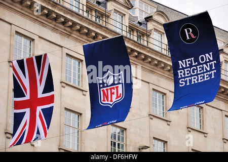 Drapeaux et Bannières accroché le long de la rue Regent au cours de la NFL block party le 28 septembre 2013 Banque D'Images