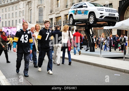 Deux Pittsburgh Steelers fans marcher le long de la rue Regent au cours de la NFL block party le 28 septembre 2013 Banque D'Images