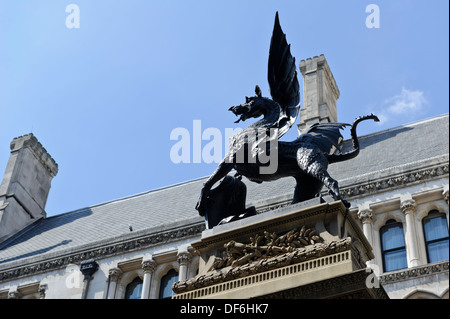 Une sculpture de dragon sur le dessus de la monument Temple Bar, Londres, Angleterre, Royaume-Uni. Banque D'Images