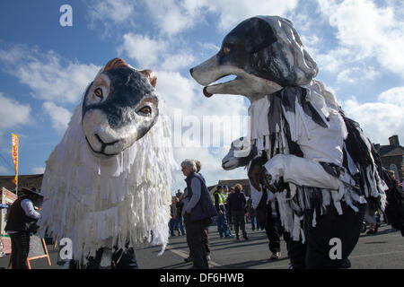 Costume de mouton inhabituelle & célébration Masquerade parade à Skipton UK. 29 Septembre, 2013. Festival International de Marionnettes. Brebis et brebis Swaledale géant chien à Skipton festival international de marionnettes biennale du théâtre de marionnettes d'entreprises de toute l'Europe. Des animaux de ferme de Giant Puppets marionnettes de si petites qu'elles sont invisibles, le 5ème Festival International de Marionnettes de Skipton a été animée avec les mains, les pieds, les jouets, les fruits, les ombres et les marionnettes d'animaux avec un caractère beaucoup plus traditionnel. Banque D'Images