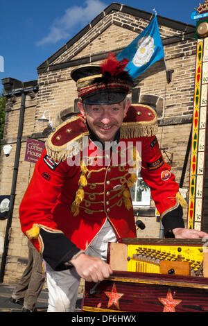 Skipton UK. 29 Septembre, 2013. Festival International de Marionnettes. M. Tony Lidington comme oncle Tacko, showman, cirque, l'homme, spectacle, animation, performances, clown, illustration, caricature, fun, hat, party, humoriste, acteur, personne, carnaval, joker, l'art, professionnels, blague, gens, drôle, maison de vacances, sourire, sourire, PAC, l'humour, la fête, art, rire, jouer, célébrer, costume, mignon, jester, à Skipton Ringmaster biennale du festival international de marionnettes Théâtre de marionnettes d'entreprises de toute l'Europe. Banque D'Images