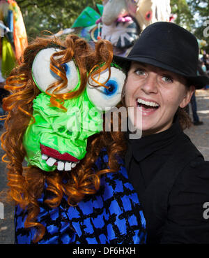 Skipton UK. 29 Septembre, 2013. Festival International de Marionnettes. Marionnette vert Lois, Socialite & Rebecca extraordinaire Caputo à Skipton festival international de marionnettes biennale du théâtre de marionnettes d'entreprises de toute l'Europe. Les événements proposés 44 spectacles payants plus 32 gratuitement des spectacles de rue. Des marionnettes géantes de marionnettes de si petites qu'elles sont invisibles, le 5ème Festival International de Marionnettes de Skipton a été animée avec les mains, les pieds, les jouets, les fruits, les ombres et avec des marionnettes d'un caractère beaucoup plus traditionnel. Credit : Mar Photographics/Alamy Live News Banque D'Images