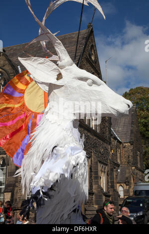 Mascarade en caricature de marionnettes géantes à Skipton au Royaume-Uni. 29 septembre 2013. Festival international de marionnettes. Marionnette à grande échelle   Unicorn marionnette au festival international bisannuel de marionnettes de Skipton, qui présente des compagnies de théâtre de marionnettes de toute l'Europe. Les événements ont offert 44 représentations avec billets et 32 représentations gratuites dans la rue. Des marionnettes géantes aux marionnettes si petites qu'elles sont invisibles, le 5ème Festival international de marionnettes de Skipton a été animé avec des marionnettes d'un caractère beaucoup plus traditionnel. Banque D'Images