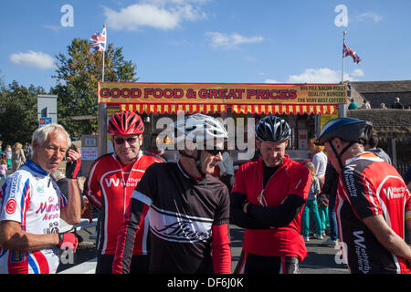 Skipton UK. 29 Septembre, 2013. Festival International de Marionnettes. Les cyclistes aux services de traiteur à Skipton festival international de marionnettes biennale du théâtre de marionnettes d'entreprises de toute l'Europe. Les événements proposés 44 spectacles payants plus 32 gratuitement des spectacles de rue. Des marionnettes géantes de marionnettes de si petites qu'elles sont invisibles, le 5ème Festival International de Marionnettes de Skipton a été animée avec les mains, les pieds, les jouets, les fruits, les ombres et avec des marionnettes d'un caractère beaucoup plus traditionnel. Credit : Mar Photographics/Alamy Live News Banque D'Images