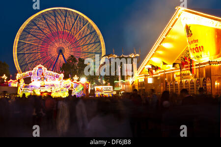 Stuttgart, Allemagne. 28 août, 2013. Les visiteurs apprécient la fête de la bière de Stuttgart Cannstatter Volksfest (2013) à Stuttgart, Allemagne, 28 septembre 2013. Le Festival annuel de la bière de Stuttgart s'exécute jusqu'à partir du 13 octobre 2013 avec une future 3,5 millions de visiteurs, marquant le deuxième plus grand festival. Photo : Daniel Bockwoldt/dpa/Alamy Live News Banque D'Images