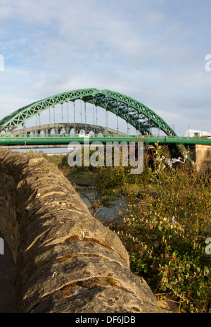 Wearmouth pont sur la rivière Wear à Sunderland avec le pont ferroviaire derrière elle, Angleterre du Nord-Est Banque D'Images