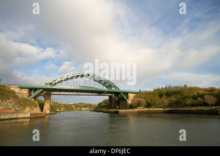 Wearmouth pont sur la rivière Wear à Sunderland avec le pont ferroviaire derrière elle, Angleterre du Nord-Est Banque D'Images