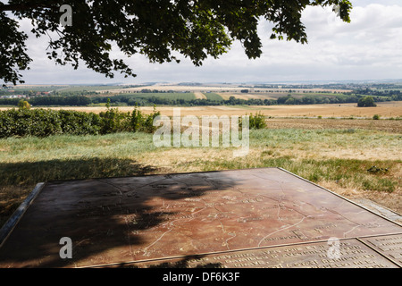 Carte tactique de Bronze au monument marquant l'emplacement du siège social de Napoléon à Austerlitz, La colline de Zuran, République Tchèque Banque D'Images