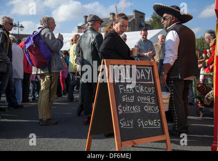 Skipton UK. 27 Septembre, 2013. Festival International de Marionnettes. Flea Circus At Skipton biennale du festival international de marionnettes Théâtre de marionnettes d'entreprises de toute l'Europe. Les événements proposés 44 spectacles payants plus 32 gratuitement des spectacles de rue. Des marionnettes géantes de marionnettes de si petites qu'elles sont invisibles, le 5ème Festival International de Marionnettes de Skipton a été animée avec les mains, les pieds, les jouets, les fruits, les ombres et avec des marionnettes d'un caractère beaucoup plus traditionnel. Banque D'Images