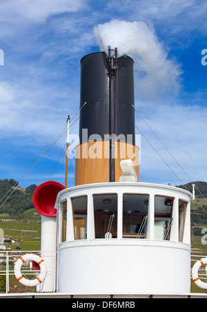 Bateau à vapeur d'époque près de la jetée sur le lac Léman (Suisse) Banque D'Images