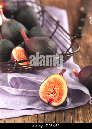 Figues fraîches sur la table en bois Banque D'Images