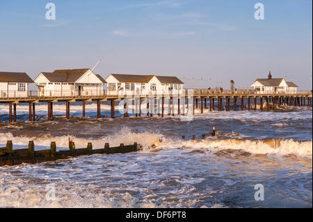 Southwold, Suffolk, UK. 29 août, 2013. Les personnes bénéficiant d'une fin d'après-midi promenade sur la jetée à Southwold, Suffolk, UK Crédit : T.M.O.News/Alamy Live News Banque D'Images