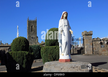 St James's Church Bell Tower et statut religieux de Marie dans Cloone est un village dans le Comté de Leitrim, Ireland. Banque D'Images