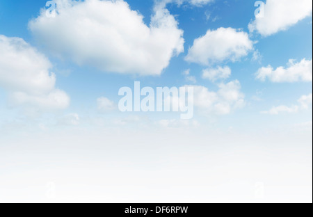 Les nuages blancs dans le ciel bleu. Grand fichier haute résolution. L'espace ci-dessous copie de la publicité Banque D'Images