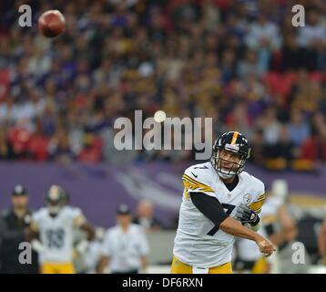 Londres, Royaume-Uni. 29 août, 2013. Pittsburgh Steelers Quarterback Ben Roethlisberger [7] lance une passe à son receveur au cours de la NFL International Series match entre Pittsburgh Steelers v Minnesota Vikings au stade de Wembley. Credit : Action Plus Sport Images/Alamy Live News Banque D'Images