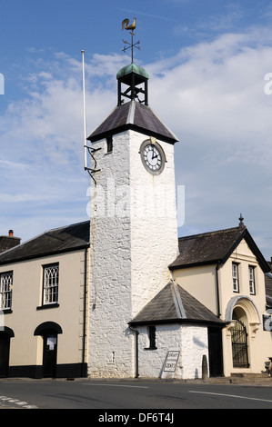 Tour de l'horloge de Carmarthen, rue King lieu de rencontre pour les Société Carmarthenshire Carmarthen Wales Cymru UK GO Banque D'Images