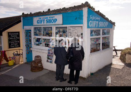 Le cap Lizard, Cornwall, Royaume-Uni montrant une boutique, la station de sauvetage de phare, etc. Banque D'Images