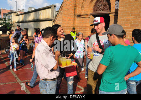 Guarapo vendeur ( canne à sucre ) Pâques à Ntra Sra del Rosario Cathedral in GIRARDOTA - Département d'Antioquia. Colombie Banque D'Images