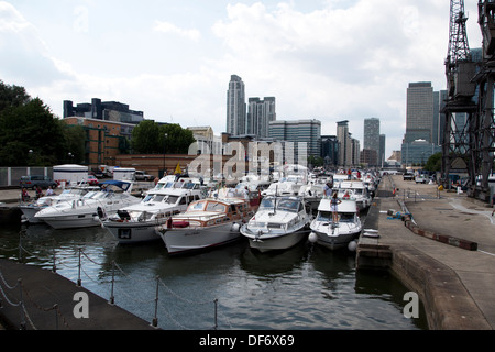 Entrée de West India Docks avec disponibles en attente de quitter l'écluse, Docklands, London, England, UK. Banque D'Images