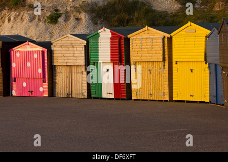 Cabines de plage colorées au Westgate. Banque D'Images