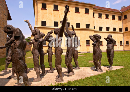 Sculpture 'groupe de la Parade' Sacrificied par Aurel Vlad, à la prison de Sighet Goulag, Maramures, Roumanie Banque D'Images