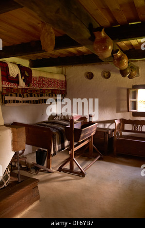 Intérieur rustique d'une maison en bois de la vallée de la Mare Maramures. Le musée du village près de Sighlet, Maramures, Transylvania Banque D'Images