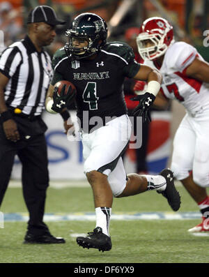Honolulu, HI, USA. 28 août, 2013. 28 septembre 2013 - Honolulu, Hawaii, États-Unis - Hawaii Warriors Steven running back # 4 Lakalaka rushes pour progresse dans un jeu entre le fresno State Bulldogs et le Kansas Rainbow Warriors à l'Aloha Stadium d'Honolulu, HI. © csm/Alamy Live News Banque D'Images