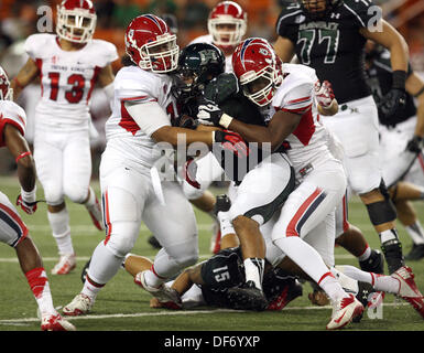 Honolulu, HI, USA. 28 août, 2013. 28 septembre 2013 - Honolulu, Hawaii, États-Unis - Hawaii Warriors Steven running back # 4 Lakalaka obtient prise en sandwich Fresno State Bulldogs et le Kansas Rainbow Warriors à l'Aloha Stadium d'Honolulu, HI. © csm/Alamy Live News Banque D'Images